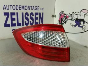 Używane Tylne swiatlo pozycyjne lewe Ford Mondeo IV Wagon 2.0 16V Cena € 52,50 Procedura marży oferowane przez Zelissen V.O.F. autodemontage