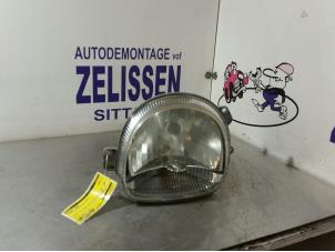 Używane Reflektor lewy Renault Twingo (C06) 1.2 16V Cena € 31,50 Procedura marży oferowane przez Zelissen V.O.F. autodemontage