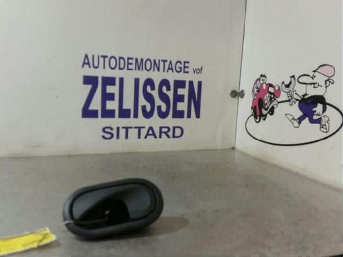 Begagnade Dörrhandtag, 2-dörrars, höger Renault Kangoo Express (FW) 1.5 dCi 85 Pris € 10,50 Marginaltabell erbjuds av Zelissen V.O.F. autodemontage