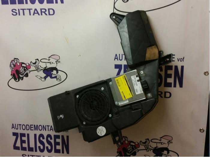 Begagnade Bashögtalare Audi A4 Avant Quattro (B7) 2.0 TDI 16V Pris € 99,75 Marginaltabell erbjuds av Zelissen V.O.F. autodemontage