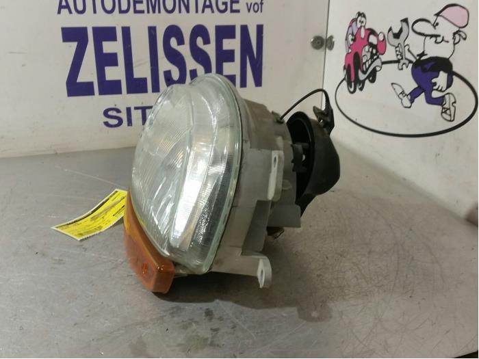 Headlight, left from a Renault Twingo (C06) 1.2 SPi Phase I 1996