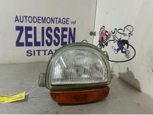 Używane Reflektor lewy Renault Twingo (C06) 1.2 SPi Phase I Cena € 31,50 Procedura marży oferowane przez Zelissen V.O.F. autodemontage
