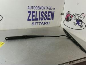Usados Brazo delantero de limpiaparabrisas BMW Z3 Roadster (E36/7) 1.9 16V Precio € 26,25 Norma de margen ofrecido por Zelissen V.O.F. autodemontage