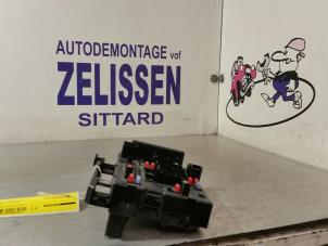 Usagé Porte fusible Peugeot 206 SW (2E/K) 1.6 16V Prix € 78,75 Règlement à la marge proposé par Zelissen V.O.F. autodemontage