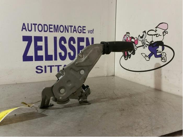 Używane Dzwignia hamulca postojowego Opel Corsa D 1.2 16V Cena € 36,75 Procedura marży oferowane przez Zelissen V.O.F. autodemontage