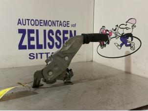 Używane Dzwignia hamulca postojowego Opel Corsa D 1.2 16V Cena € 36,75 Procedura marży oferowane przez Zelissen V.O.F. autodemontage