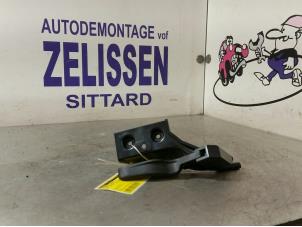 Usados Palanca de capó Opel Corsa D 1.2 16V Precio € 21,00 Norma de margen ofrecido por Zelissen V.O.F. autodemontage