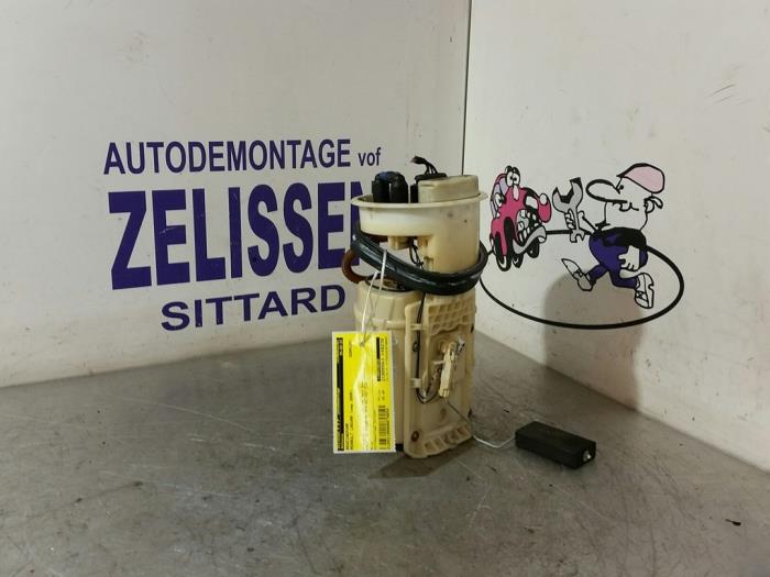 Used Petrol pump Renault Laguna Price € 47,25 Margin scheme offered by Zelissen V.O.F. autodemontage