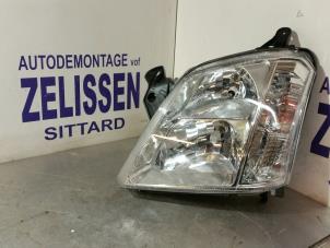 Usagé Phare gauche Opel Meriva 1.8 16V Prix € 42,00 Règlement à la marge proposé par Zelissen V.O.F. autodemontage