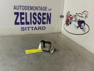 Usagé Mécanique de verrouillage hayon Opel Meriva 1.8 16V Prix € 10,50 Règlement à la marge proposé par Zelissen V.O.F. autodemontage