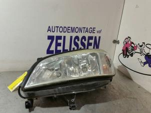 Usagé Phare gauche Opel Zafira (F75) 2.2 16V Prix € 36,75 Règlement à la marge proposé par Zelissen V.O.F. autodemontage