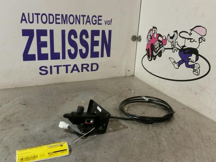 Używane Blokada dachu cabrio Mitsubishi Colt CZC 1.5 16V Cena € 52,50 Procedura marży oferowane przez Zelissen V.O.F. autodemontage