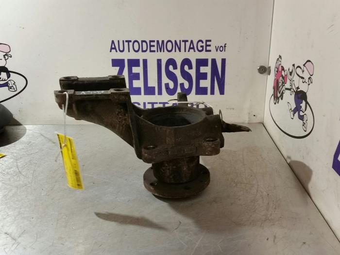 Front wheel hub from a Peugeot Boxer (230L) 2.8 HDi 320M 2000