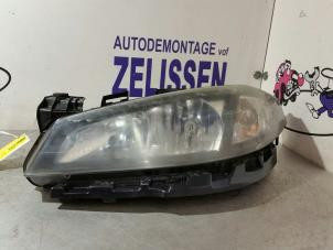 Używane Reflektor lewy Peugeot 307 SW (3H) 1.6 16V Cena € 52,50 Procedura marży oferowane przez Zelissen V.O.F. autodemontage