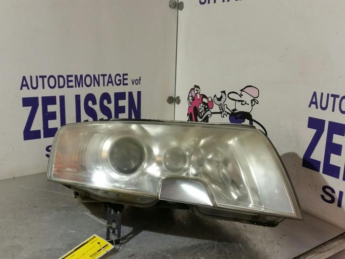 Używane Reflektor prawy Skoda Superb (3U4) 2.0 TDI 16V Cena € 152,25 Procedura marży oferowane przez Zelissen V.O.F. autodemontage