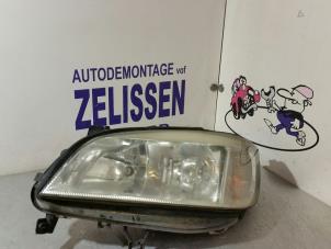 Usagé Optique avant principal gauche Opel Zafira (F75) 1.6 16V Prix € 31,50 Règlement à la marge proposé par Zelissen V.O.F. autodemontage