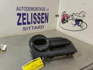 Usados Panel de instrumentación Renault Twingo II (CN) 1.2 16V LEV Precio € 131,25 Norma de margen ofrecido por Zelissen V.O.F. autodemontage