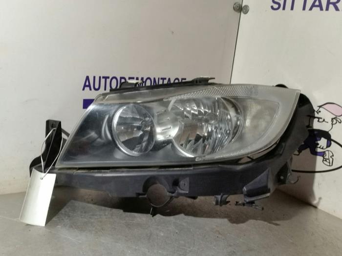 Headlight, left from a BMW 3 serie (E90) 318i 16V 2007