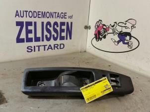 Używane Uchwyt drzwi lewych wersja 2-drzwiowa Opel Combo 1.3 CDTI 16V ecoFlex Cena € 26,25 Procedura marży oferowane przez Zelissen V.O.F. autodemontage