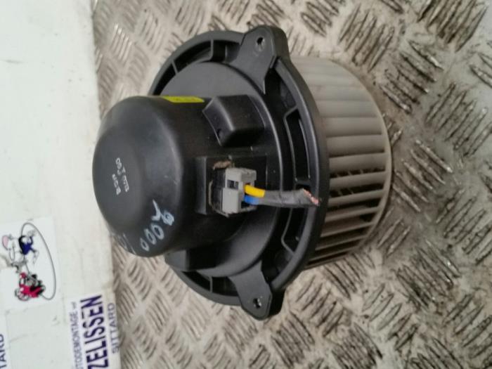 Heating and ventilation fan motor from a Kia Sorento I (JC) 2.5 CRDi 16V 2006