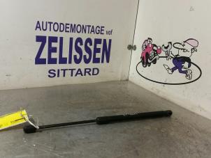 Usagé Amortisseur à gaz arrière gauche Suzuki Swift (ZA/ZC/ZD1/2/3/9) 1.3 VVT 16V Prix € 15,75 Règlement à la marge proposé par Zelissen V.O.F. autodemontage