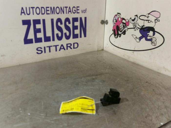 Usados Interruptor de ventanilla eléctrica Suzuki Swift (ZA/ZC/ZD1/2/3/9) 1.3 VVT 16V Precio € 10,50 Norma de margen ofrecido por Zelissen V.O.F. autodemontage