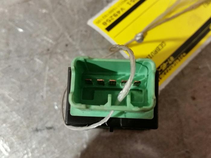 Fog light switch Suzuki Swift 1.3 VVT 16V R23420