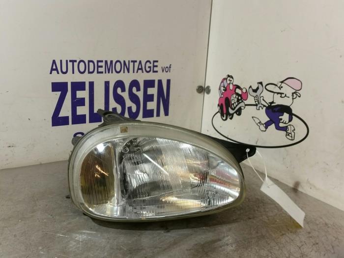 Używane Reflektor prawy Opel Corsa B (73/78/79) 1.4i Cena € 26,25 Procedura marży oferowane przez Zelissen V.O.F. autodemontage
