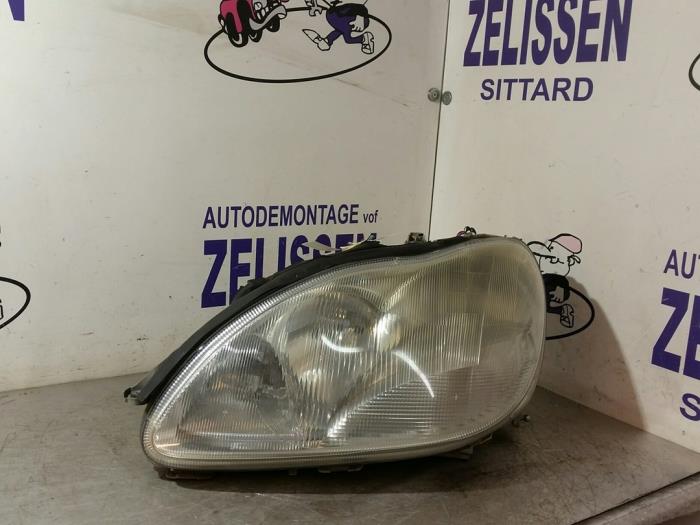 Używane Reflektor lewy Mercedes S (W220) 5.0 S-500 V8 24V Cena € 204,75 Procedura marży oferowane przez Zelissen V.O.F. autodemontage