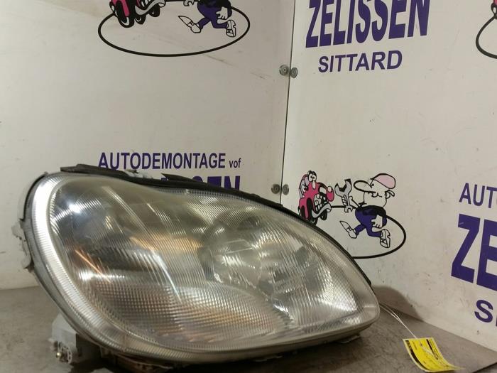 Używane Reflektor prawy Mercedes S (W220) 5.0 S-500 V8 24V Cena € 204,75 Procedura marży oferowane przez Zelissen V.O.F. autodemontage