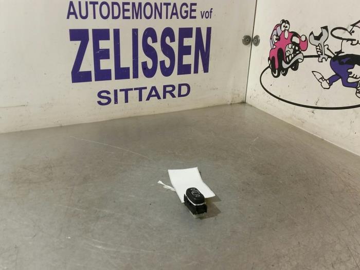 Usados Interruptor de ventanilla eléctrica Mercedes S (W220) 5.0 S-500 V8 24V Precio € 15,75 Norma de margen ofrecido por Zelissen V.O.F. autodemontage