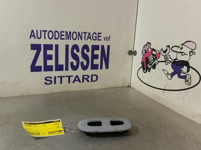Begagnade PDC-panel Mercedes S (W220) 5.0 S-500 V8 24V Pris € 21,00 Marginaltabell erbjuds av Zelissen V.O.F. autodemontage