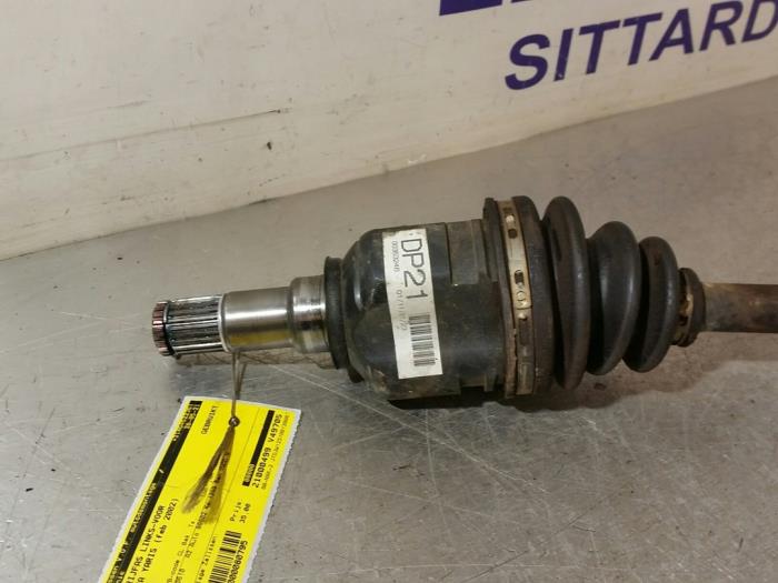 Front drive shaft, left from a Toyota Yaris (P1) 1.3 16V VVT-i 2002