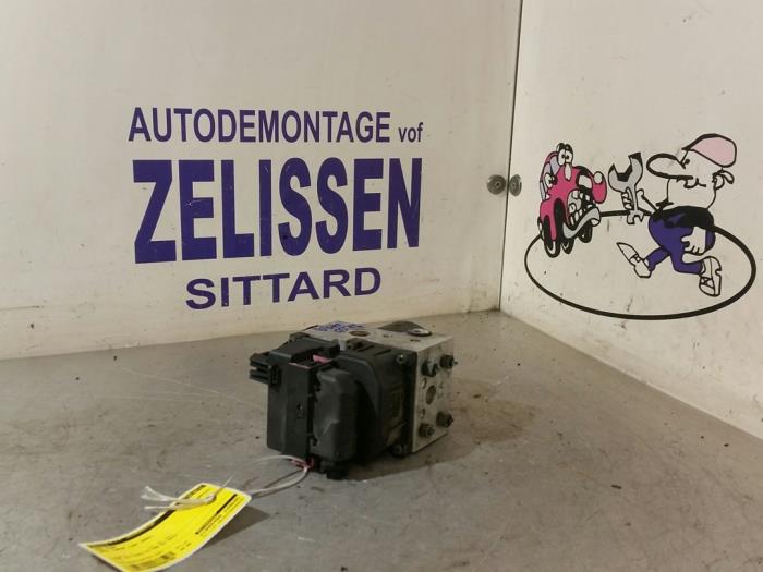 Begagnade ABS-pump Opel Corsa C (F08/68) 1.4 16V Pris € 84,00 Marginaltabell erbjuds av Zelissen V.O.F. autodemontage