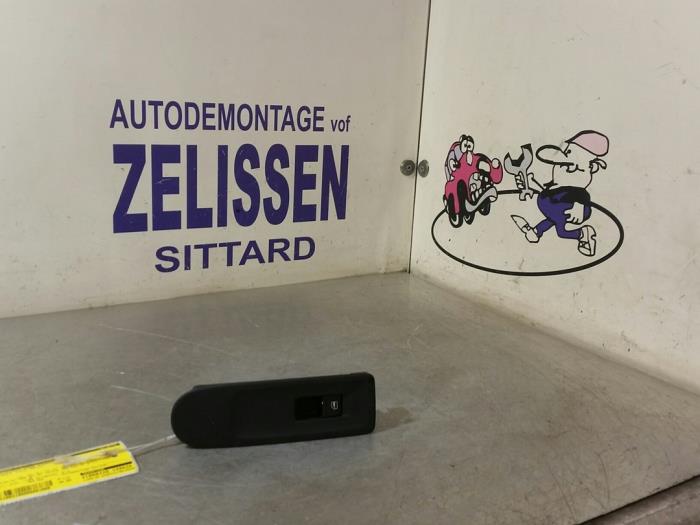 Usados Interruptor de ventanilla eléctrica Volkswagen Golf VI (5K1) 2.0 TDI 16V Precio € 21,00 Norma de margen ofrecido por Zelissen V.O.F. autodemontage