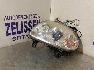Used Headlight, left Renault Clio II (BB/CB) 1.2 16V Price € 31,50 Margin scheme offered by Zelissen V.O.F. autodemontage