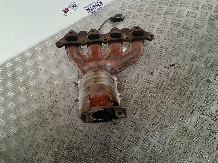 Exhaust manifold + catalyst from a Mitsubishi Space Star (DG) 1.6 16V 2001