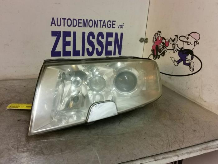 Używane Reflektor lewy Skoda Superb Cena € 78,75 Procedura marży oferowane przez Zelissen V.O.F. autodemontage