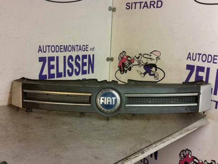 Używane Grill Fiat Punto II (188) 1.2 60 S Cena € 21,00 Procedura marży oferowane przez Zelissen V.O.F. autodemontage