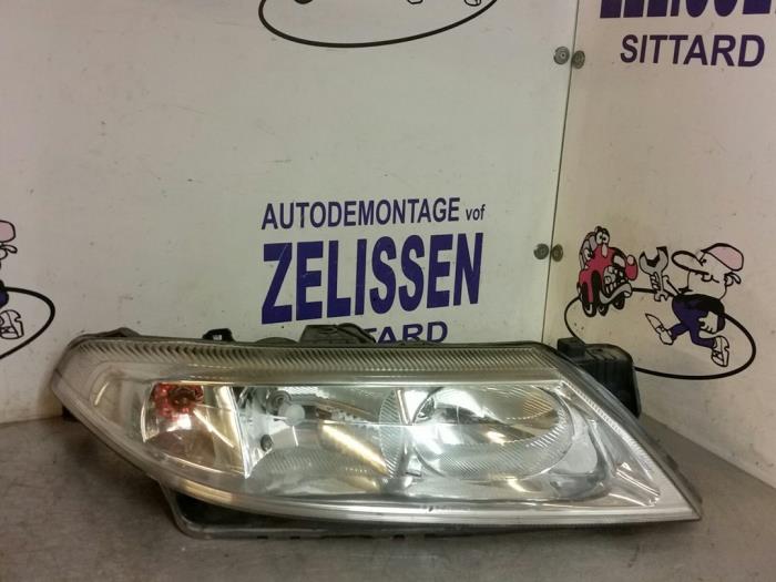Używane Reflektor prawy Renault Laguna II Grandtour (KG) 1.8 16V Cena € 52,50 Procedura marży oferowane przez Zelissen V.O.F. autodemontage