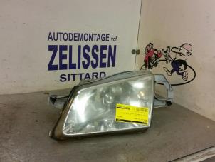 Używane Reflektor lewy Mazda 323 Fastbreak (BJ14) 1.5 LX,GLX 16V Cena € 26,25 Procedura marży oferowane przez Zelissen V.O.F. autodemontage