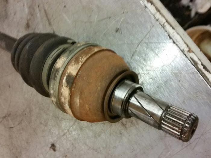 Front drive shaft, right from a Opel Astra H SW (L35)  2007