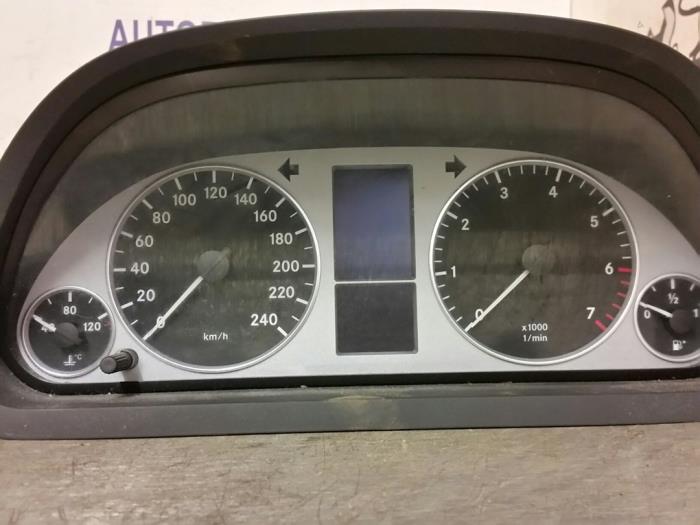 Panel de instrumentación de un Mercedes-Benz B (W245,242)  2005