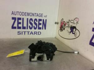 Gebrauchte Türschlossmechanik 2-türig rechts Smart Fortwo Coupé (451.3) 1.0 45 KW Preis € 52,50 Margenregelung angeboten von Zelissen V.O.F. autodemontage