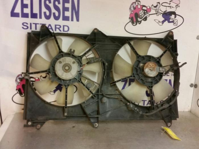 Cooling fans from a Toyota Avensis Verso (M20) 2.0 16V VVT-i D-4 2003