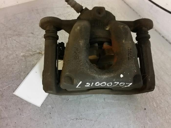 Front brake calliper, left from a BMW 1 serie (E87/87N) 118i 16V 2006
