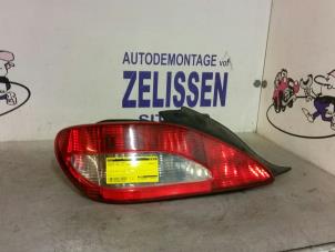Używane Tylne swiatlo pozycyjne lewe Peugeot 406 Coupé (8C) 2.0 16V Cena € 31,50 Procedura marży oferowane przez Zelissen V.O.F. autodemontage