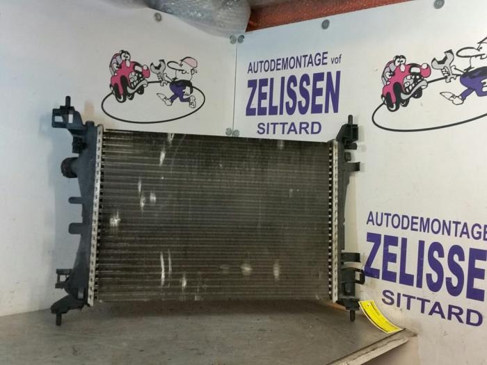 Usagé Radiateur Opel Corsa D 1.4 16V Twinport Prix € 36,75 Règlement à la marge proposé par Zelissen V.O.F. autodemontage