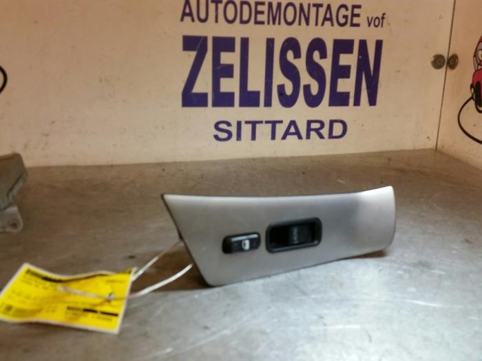 Usados Interruptor de ventanilla eléctrica Lexus RX (L2) 300 V6 24V VVT-i Precio € 15,75 Norma de margen ofrecido por Zelissen V.O.F. autodemontage