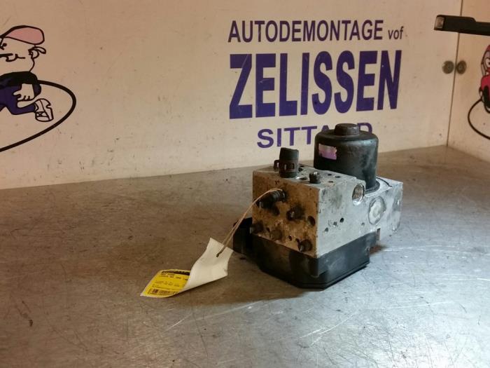 Usagé Pompe ABS Lexus RX (L2) 300 V6 24V VVT-i Prix € 183,75 Règlement à la marge proposé par Zelissen V.O.F. autodemontage
